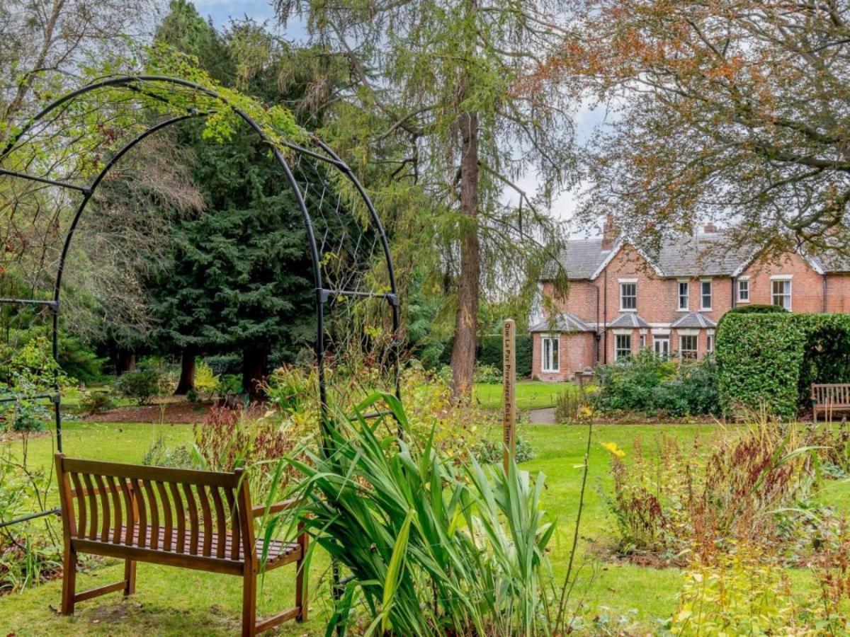 Claridge House Bed & Breakfast Lingfield Eksteriør bilde